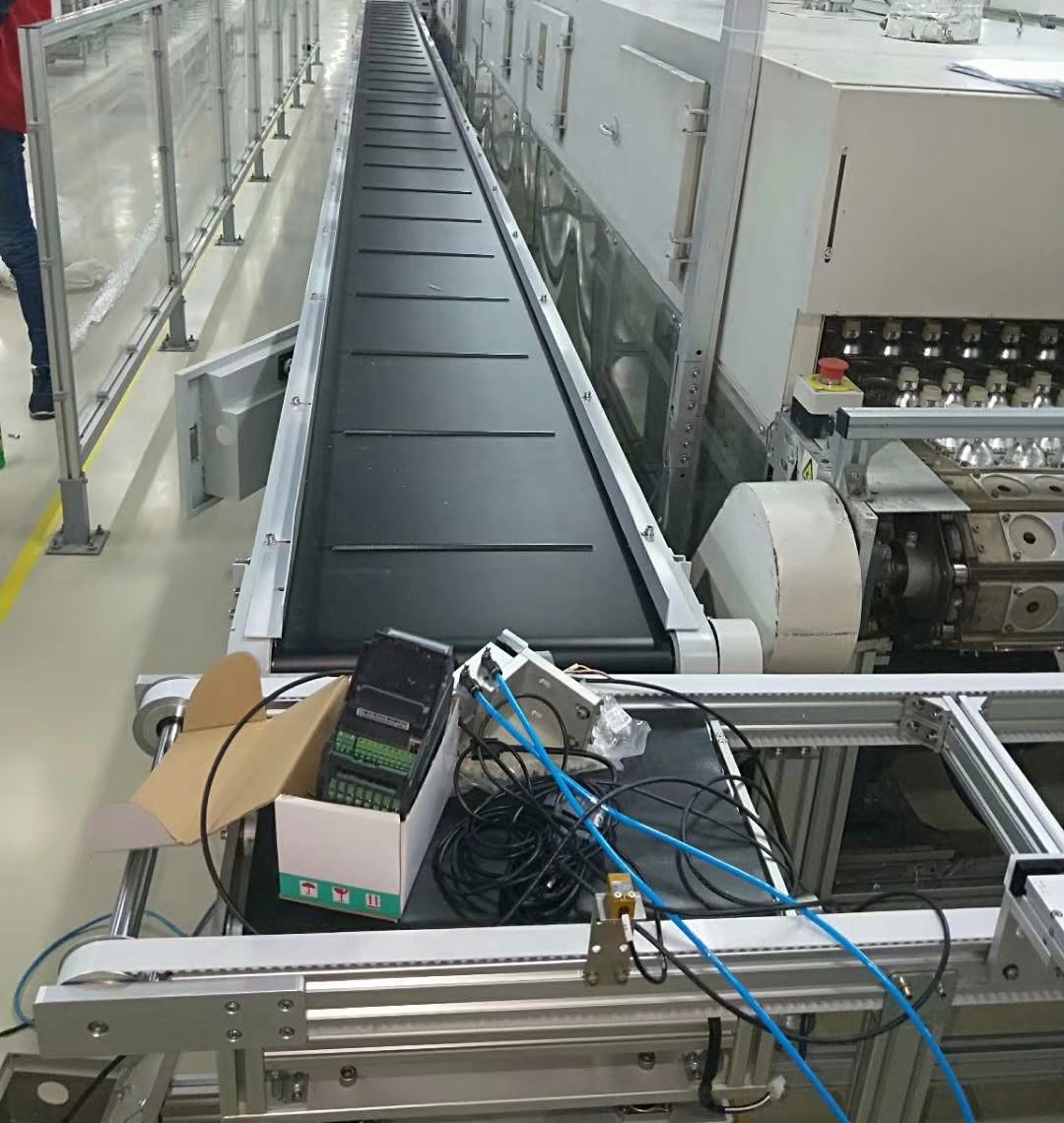 安裝中的皮帶輸送機.jpg 安裝中的皮帶輸送機.jpg